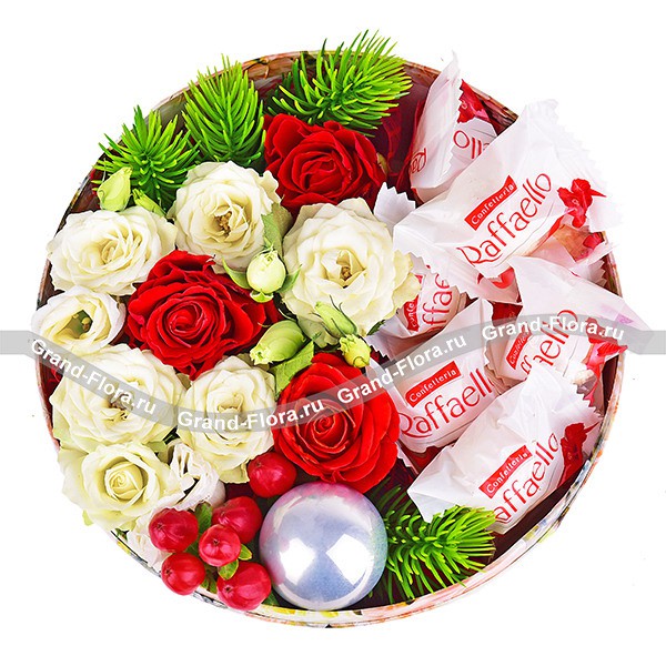 Зимняя сказка - коробка с розами и конфетами рафаэлло